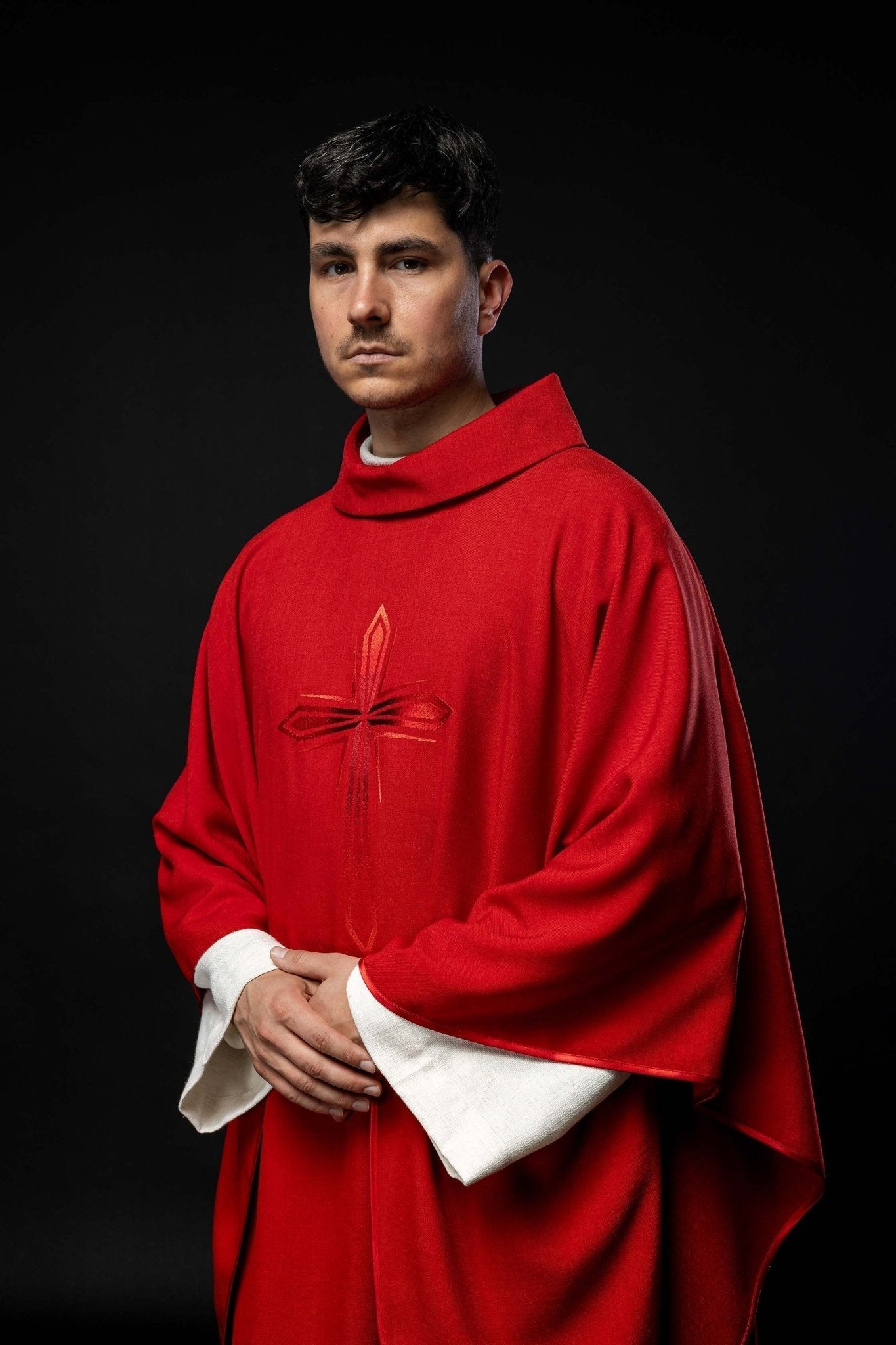 Casulla roja bordada HA7034 - 02 CZERWONY - CASULLAS.ES