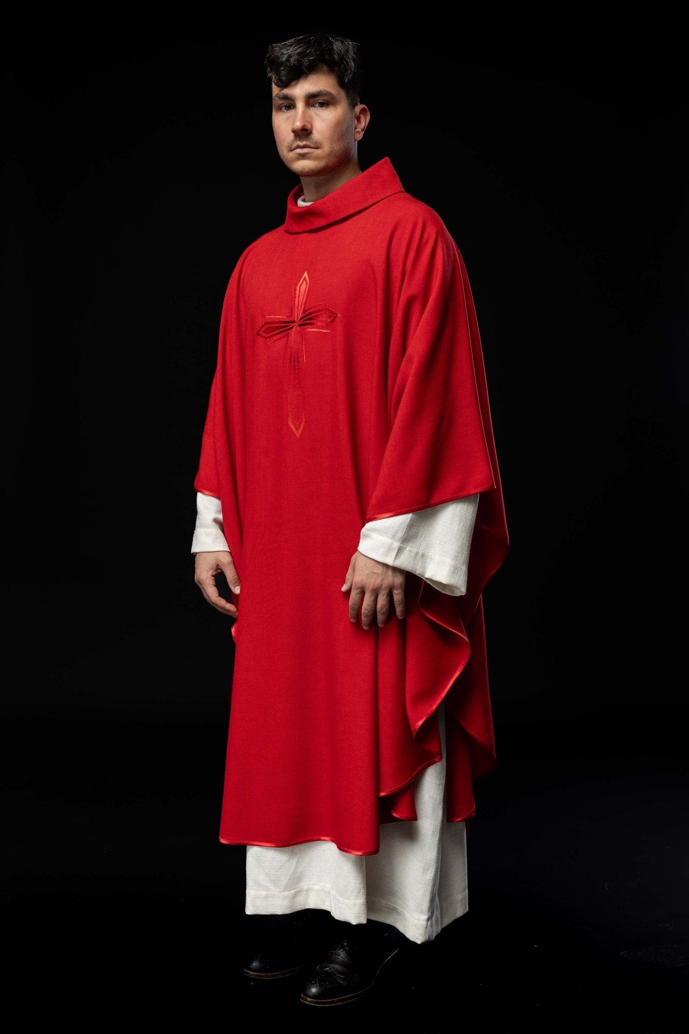 Casulla roja bordada HA7034 - 02 CZERWONY - CASULLAS.ES