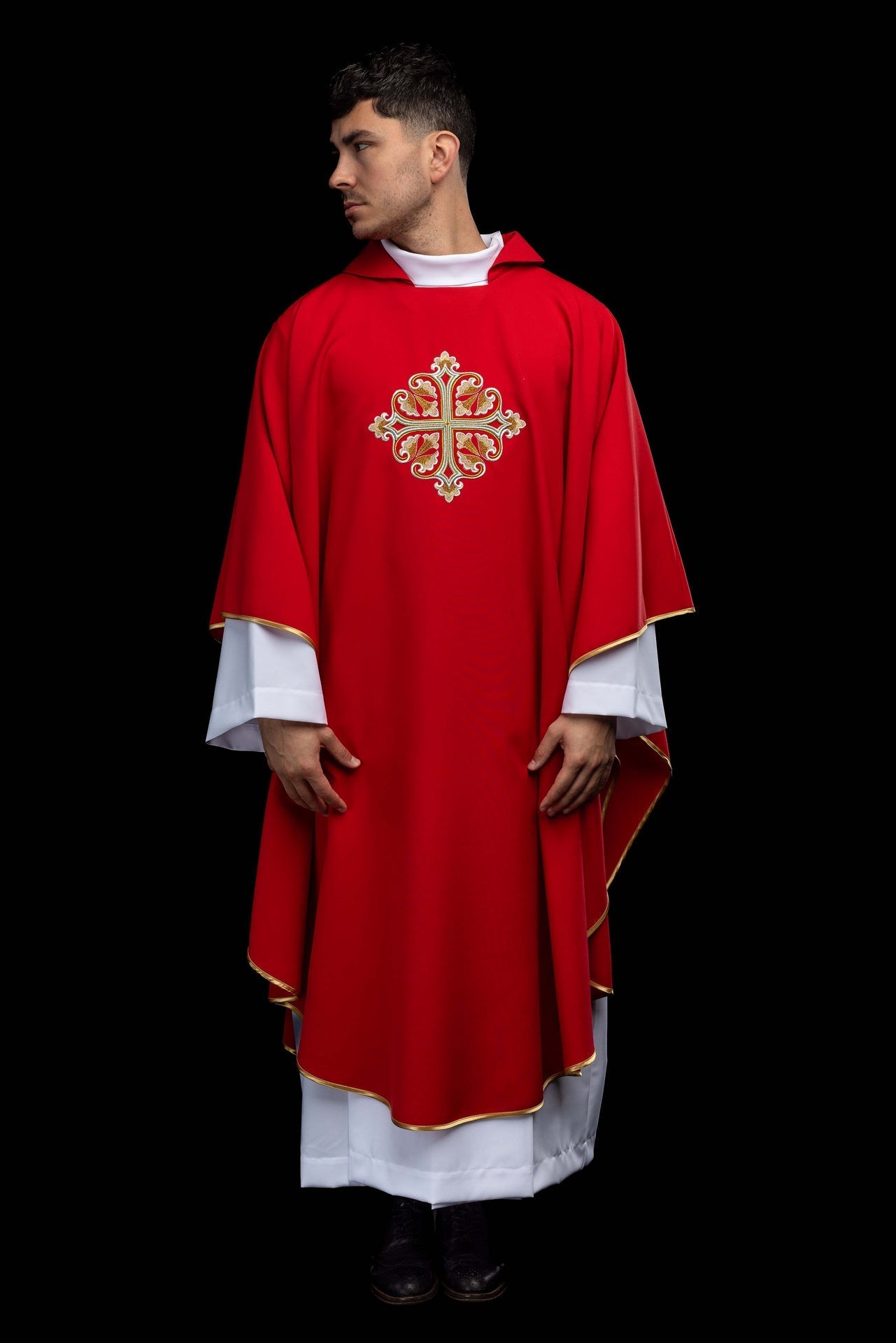 Casulla roja bordada con cruz ornamentada y cuello amplio KOK/003/02/12/KARO - CASULLAS.ES