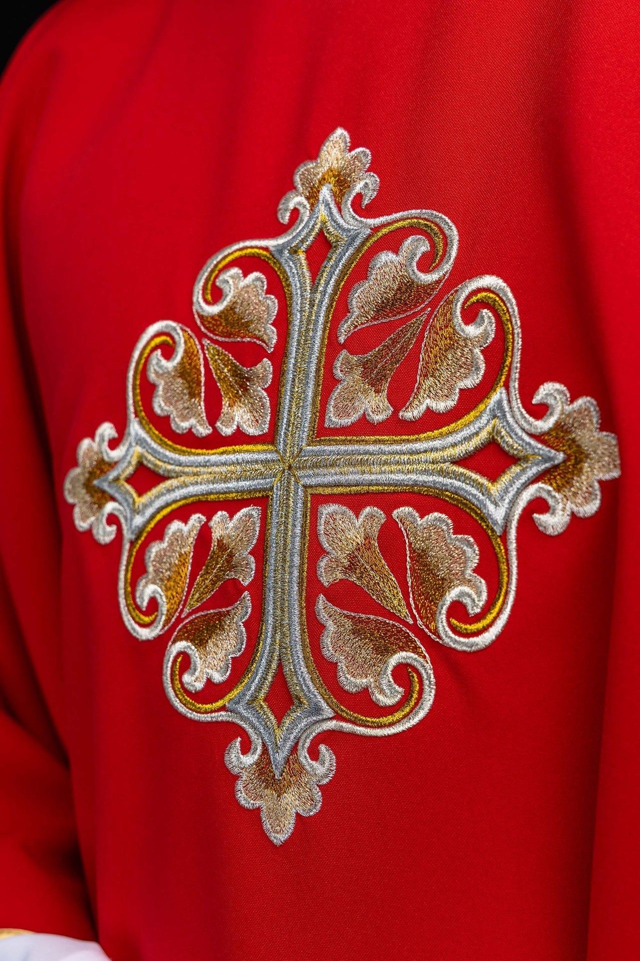 Casulla roja bordada con cruz ornamentada y cuello amplio KOK/003/02/12/KARO - CASULLAS.ES