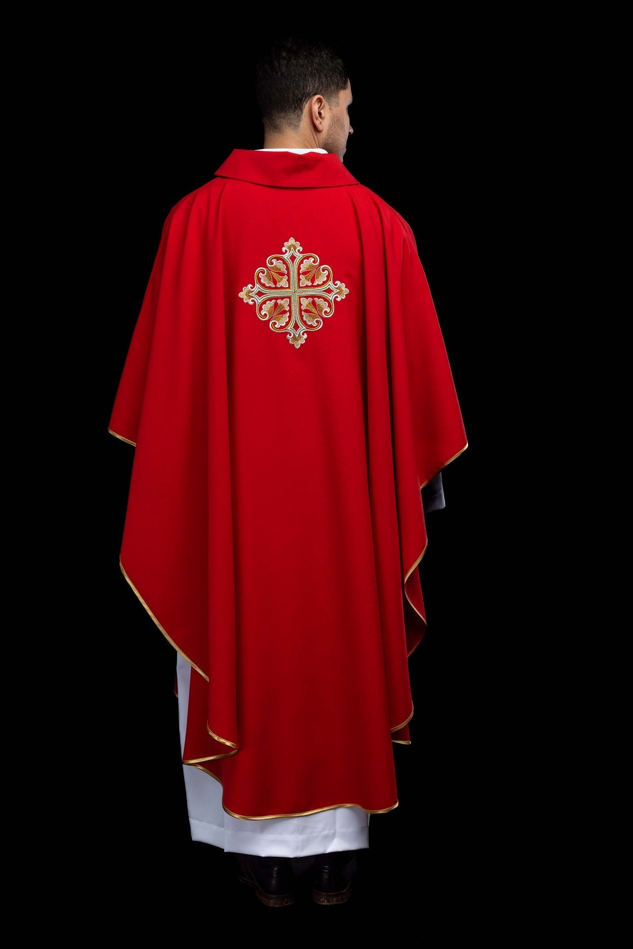 Casulla roja bordada con cruz ornamentada y cuello amplio KOK/003/02/12/KARO - CASULLAS.ES