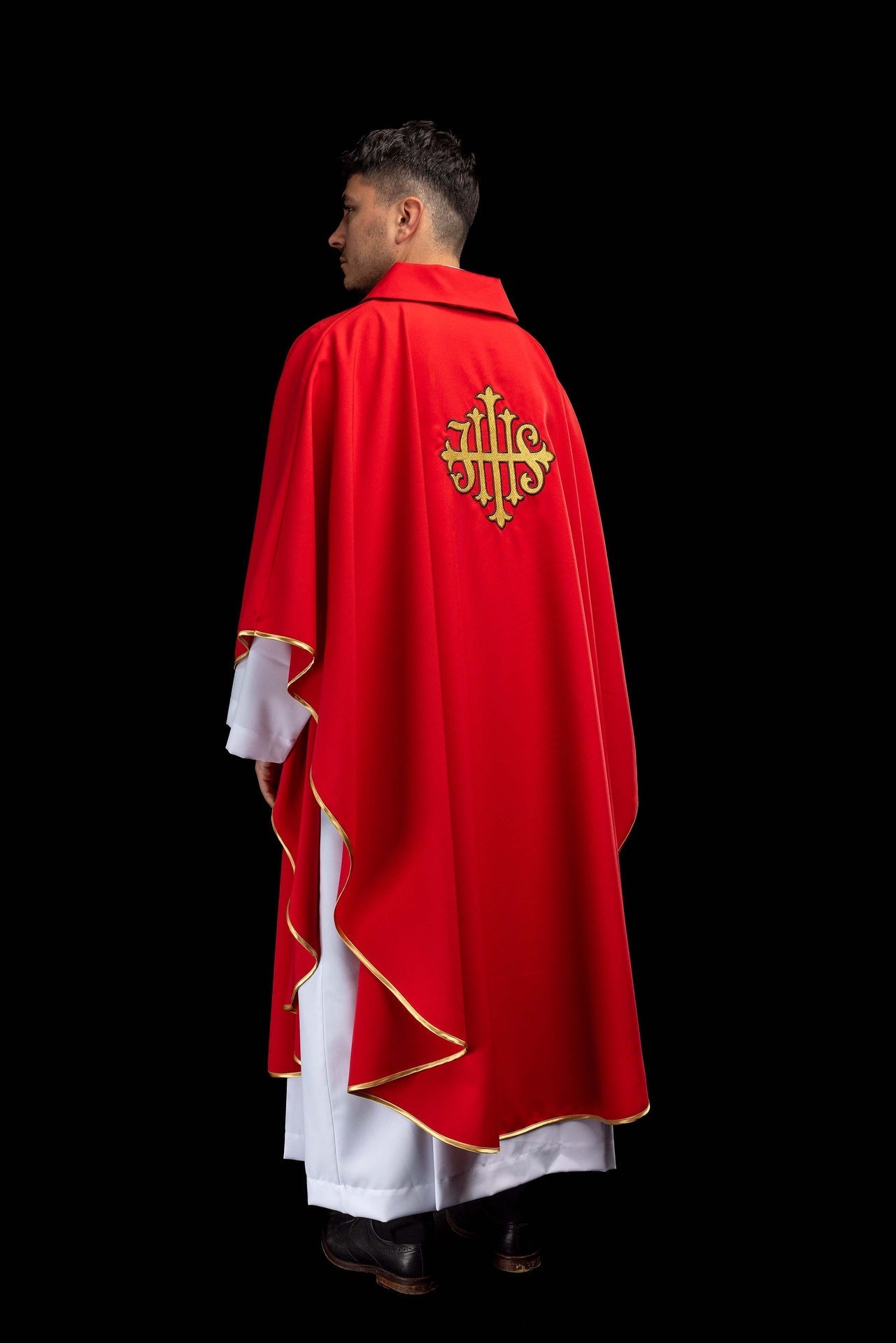 Casulla roja bordada con el símbolo JHS y cuello ancho KOK/005/02/12/KARO - CASULLAS.ES