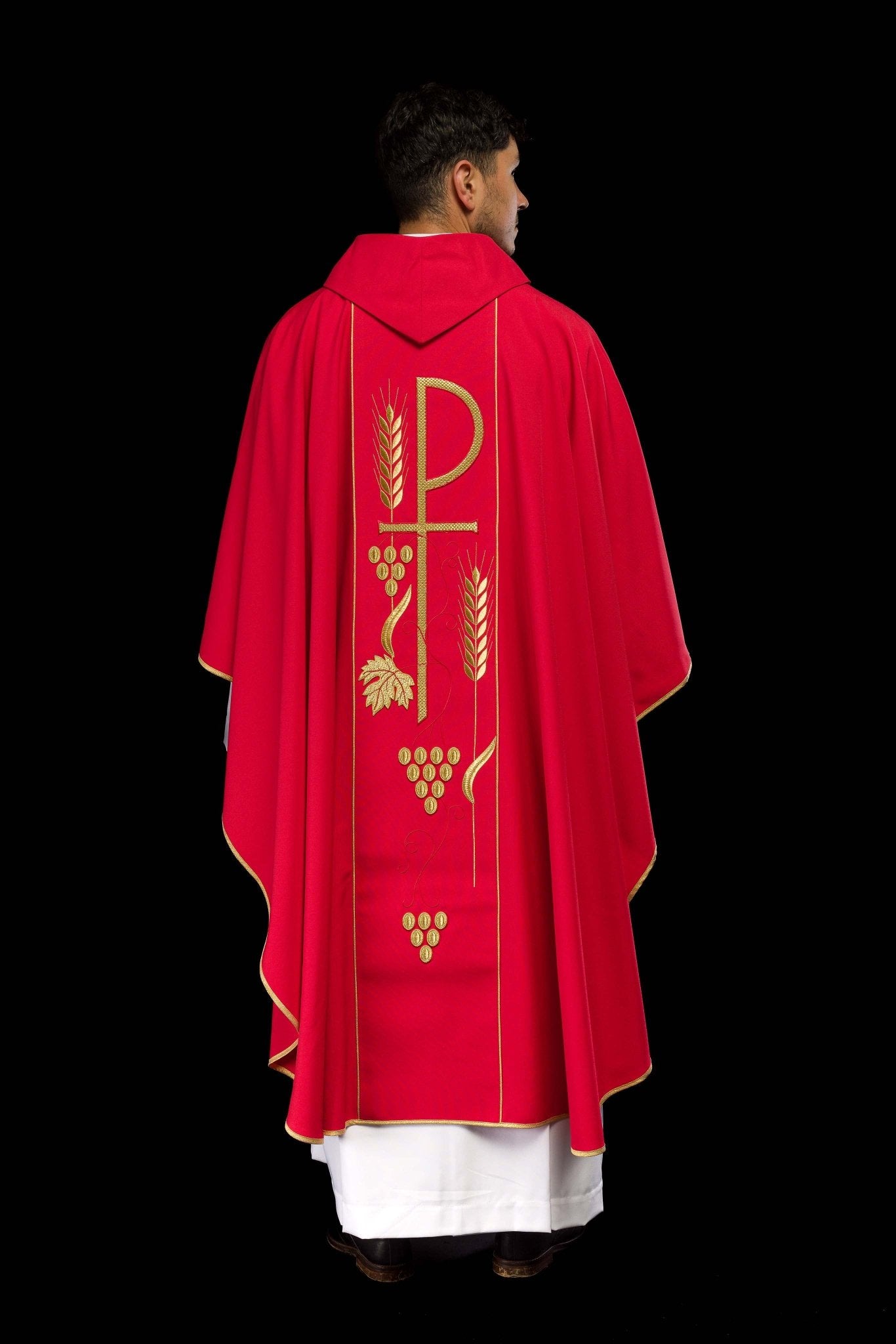Casulla roja con bordado cáliz e IHS KOR/001/02/01 CZERWONY - CASULLAS.ES