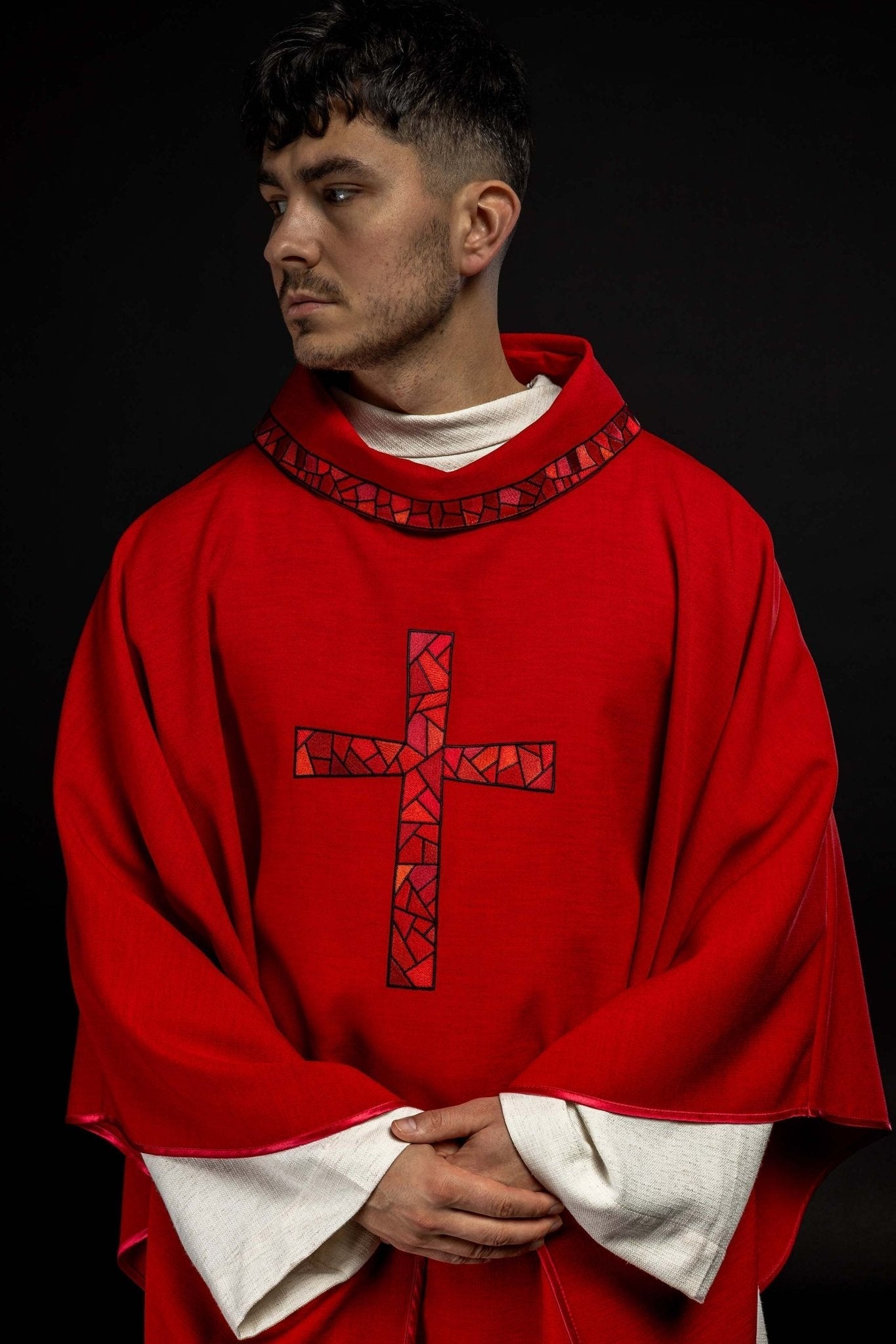 Casulla roja con bordado Cruz KOR/257/02/62 - CASULLAS.ES