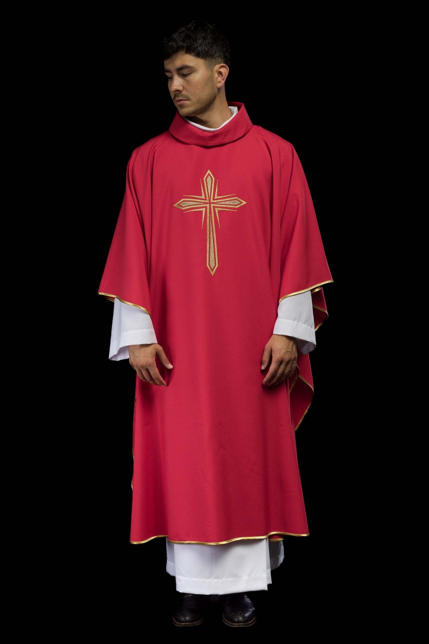 Casulla roja con bordado Cruz KOR/037/02/12 CZERWONY - CASULLAS.ES