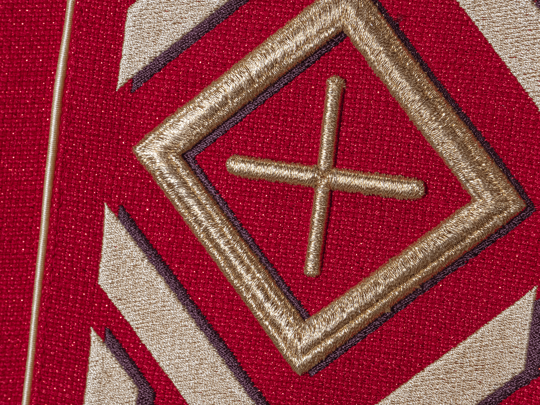 Casulla roja con bordado Cruz y ornamentos KOR/271/02/71 - CASULLAS.ES