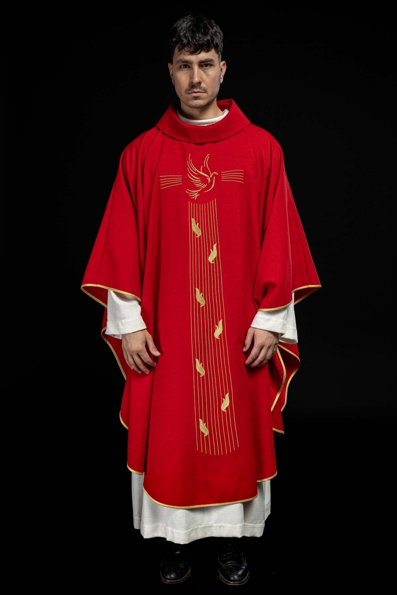 Casulla roja con bordado del Espíritu Santo KOR/218/02/62 CZERWONY - CASULLAS.ES