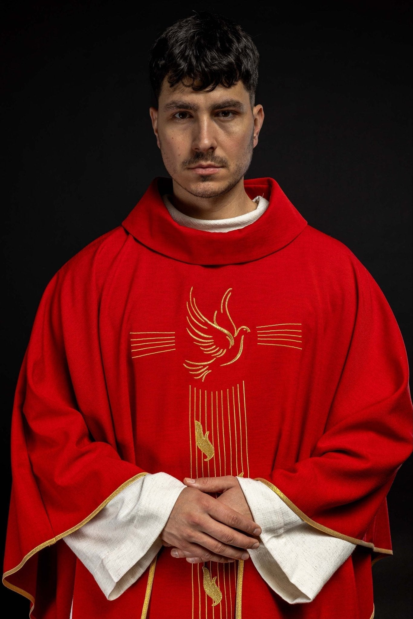 Casulla roja con bordado del Espíritu Santo KOR/218/02/62 CZERWONY - CASULLAS.ES