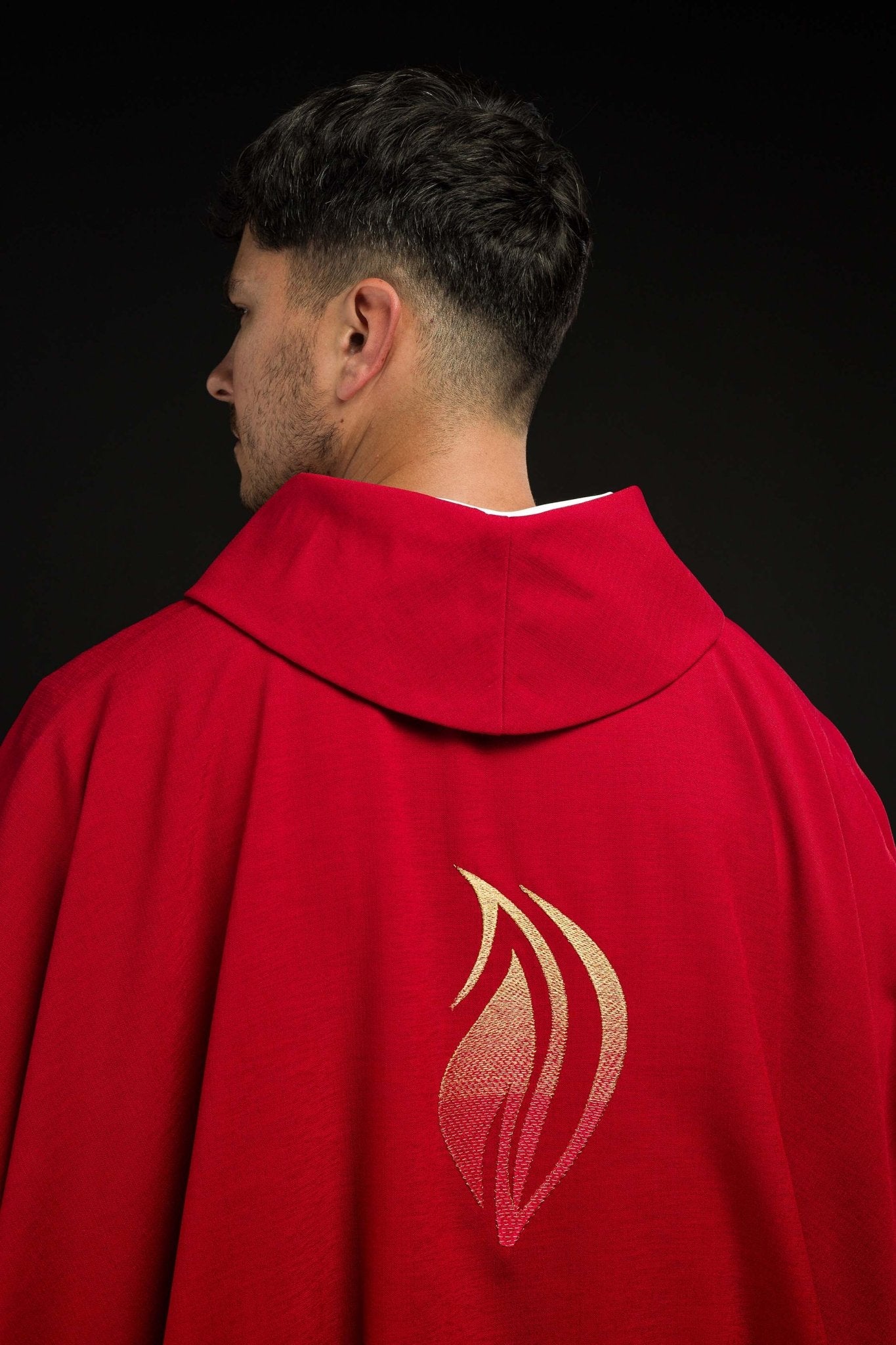 Casulla roja con bordado del Espíritu Santo KOR/216/02/62 CZERWONY - CASULLAS.ES