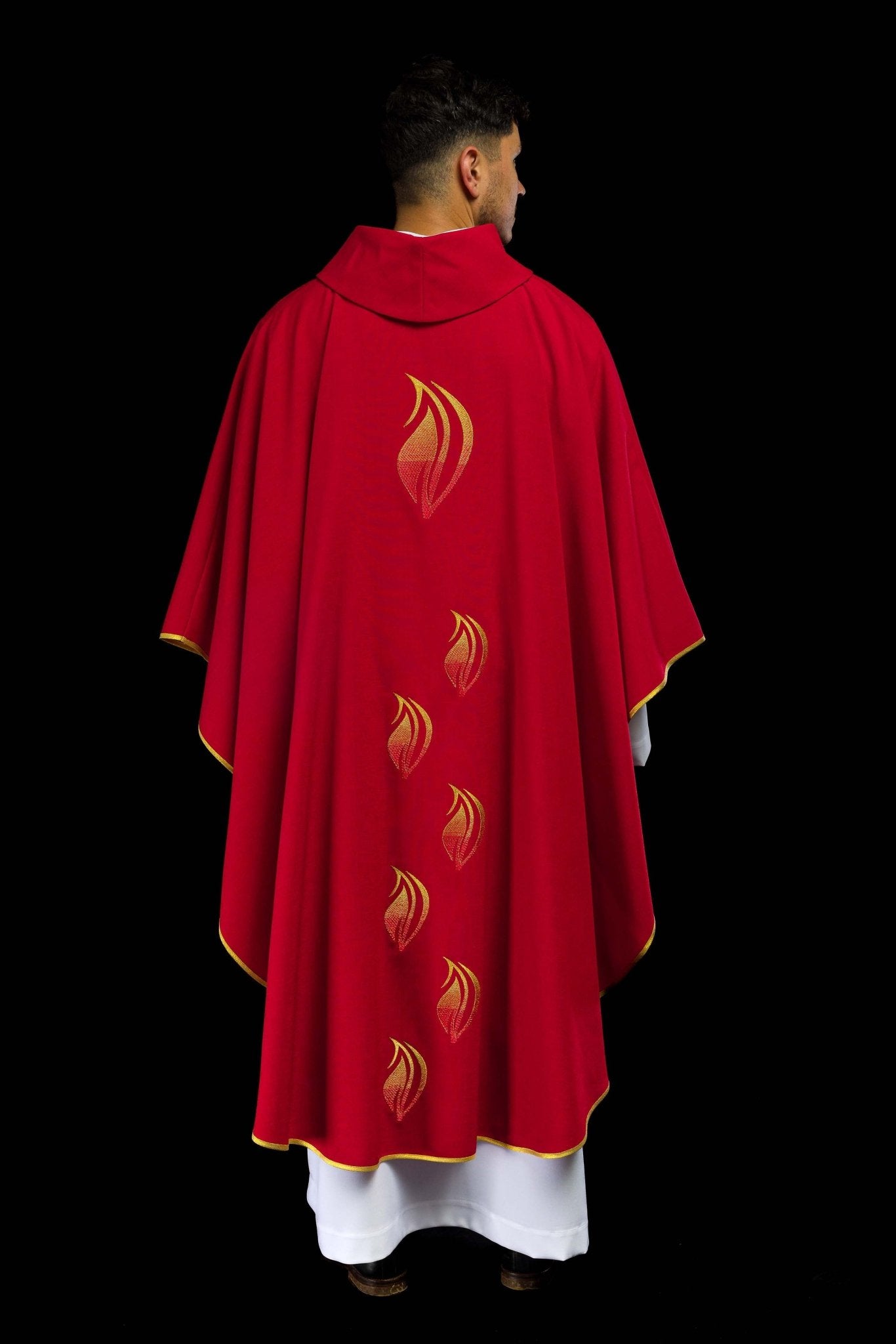 Casulla roja con bordado del Espíritu Santo KOR/216/02/62 CZERWONY - CASULLAS.ES
