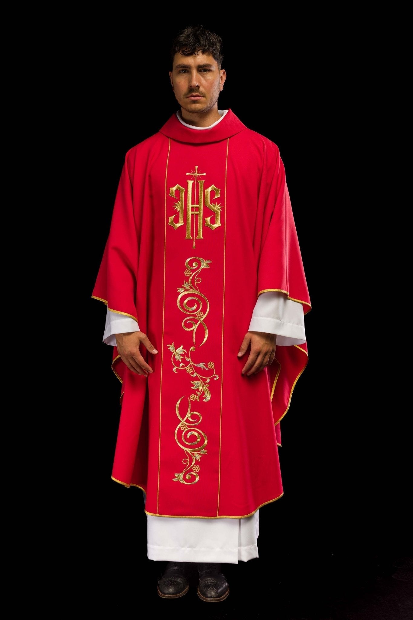 Casulla roja con bordado dorado IHS y adorno floral KOR/031/02/01 CZERWONY - CASULLAS.ES