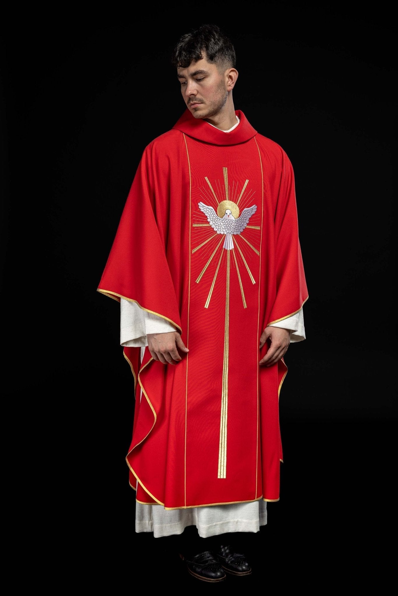 Casulla roja con bordado Espíritu Santo KOR/015/02/01 CZERWONY - CASULLAS.ES