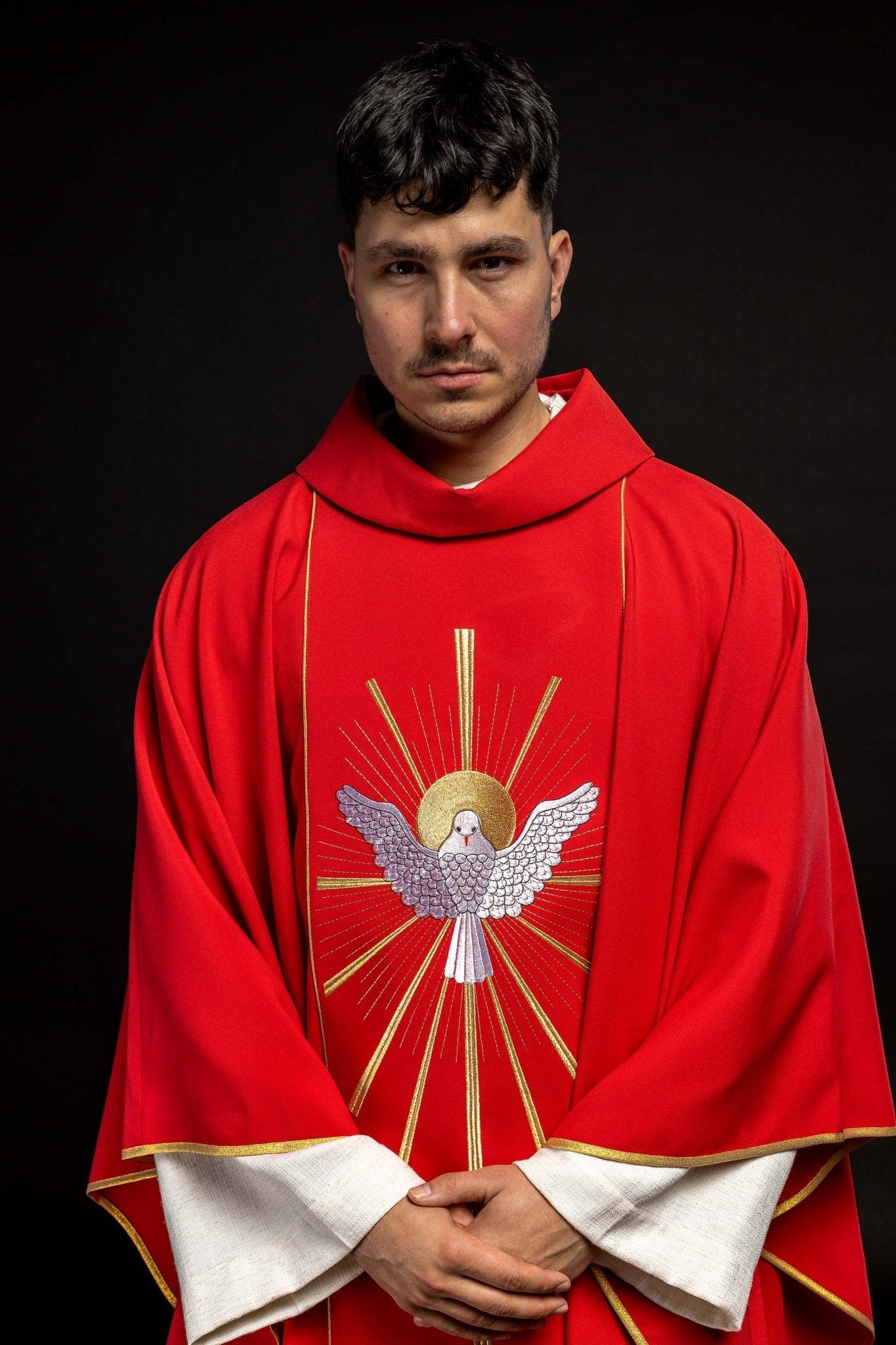 Casulla roja con bordado Espíritu Santo KOR/015/02/01 CZERWONY - CASULLAS.ES