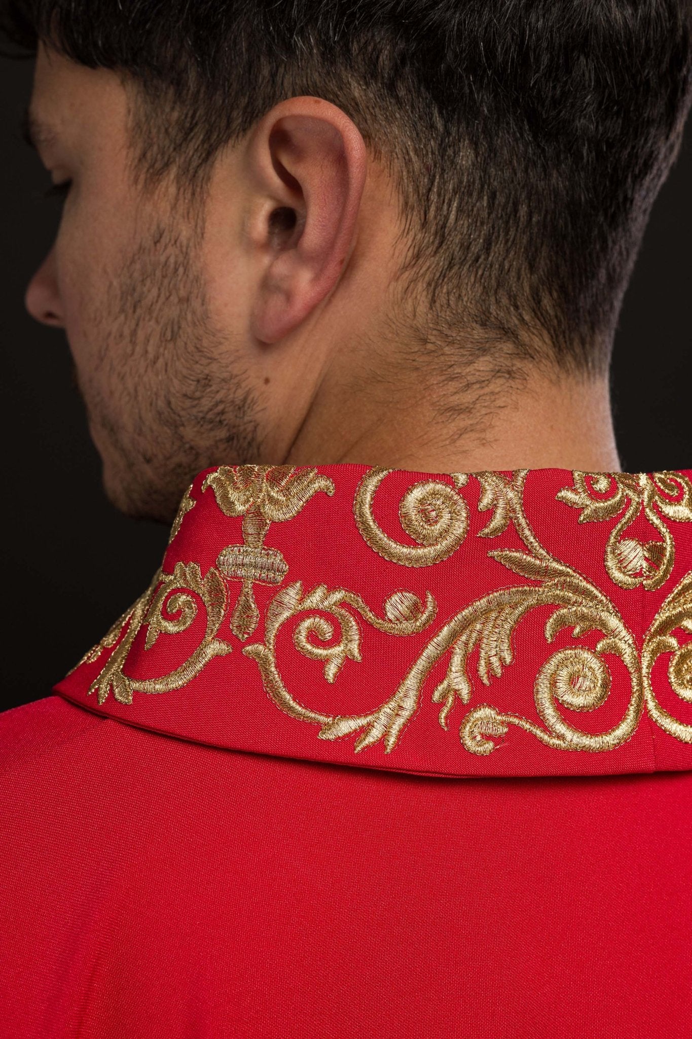 Casulla roja con bordado Floral e IHS KOR/157/02/01 CZERWONY - CASULLAS.ES