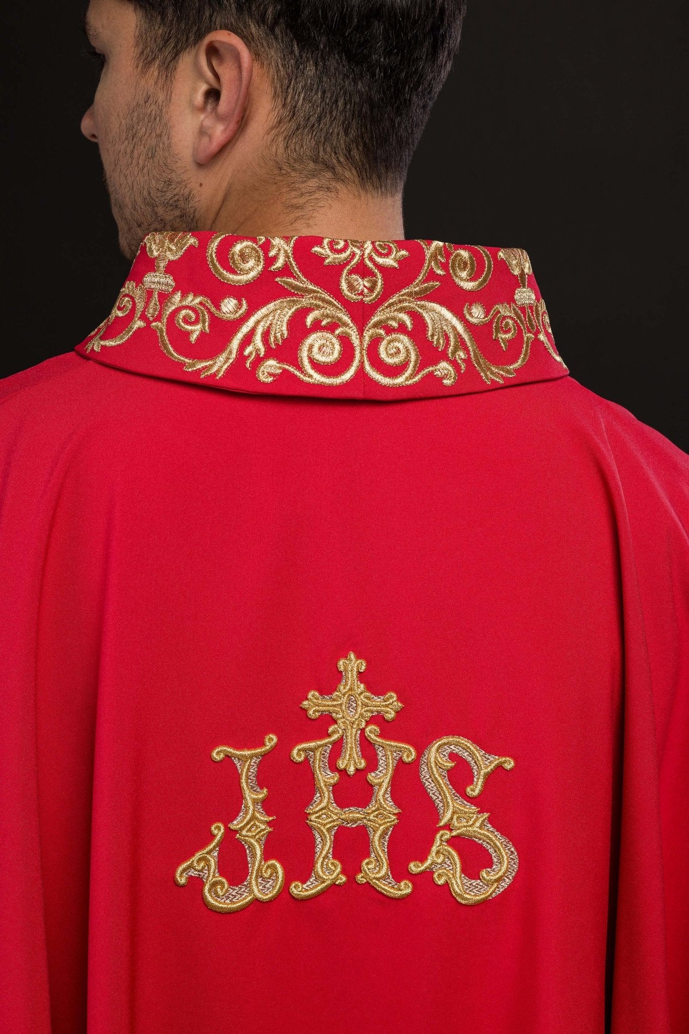 Casulla roja con bordado Floral e IHS KOR/157/02/01 CZERWONY - CASULLAS.ES