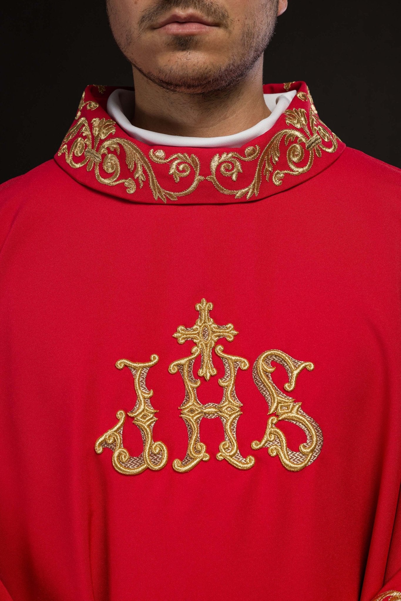 Casulla roja con bordado Floral e IHS KOR/157/02/01 CZERWONY - CASULLAS.ES