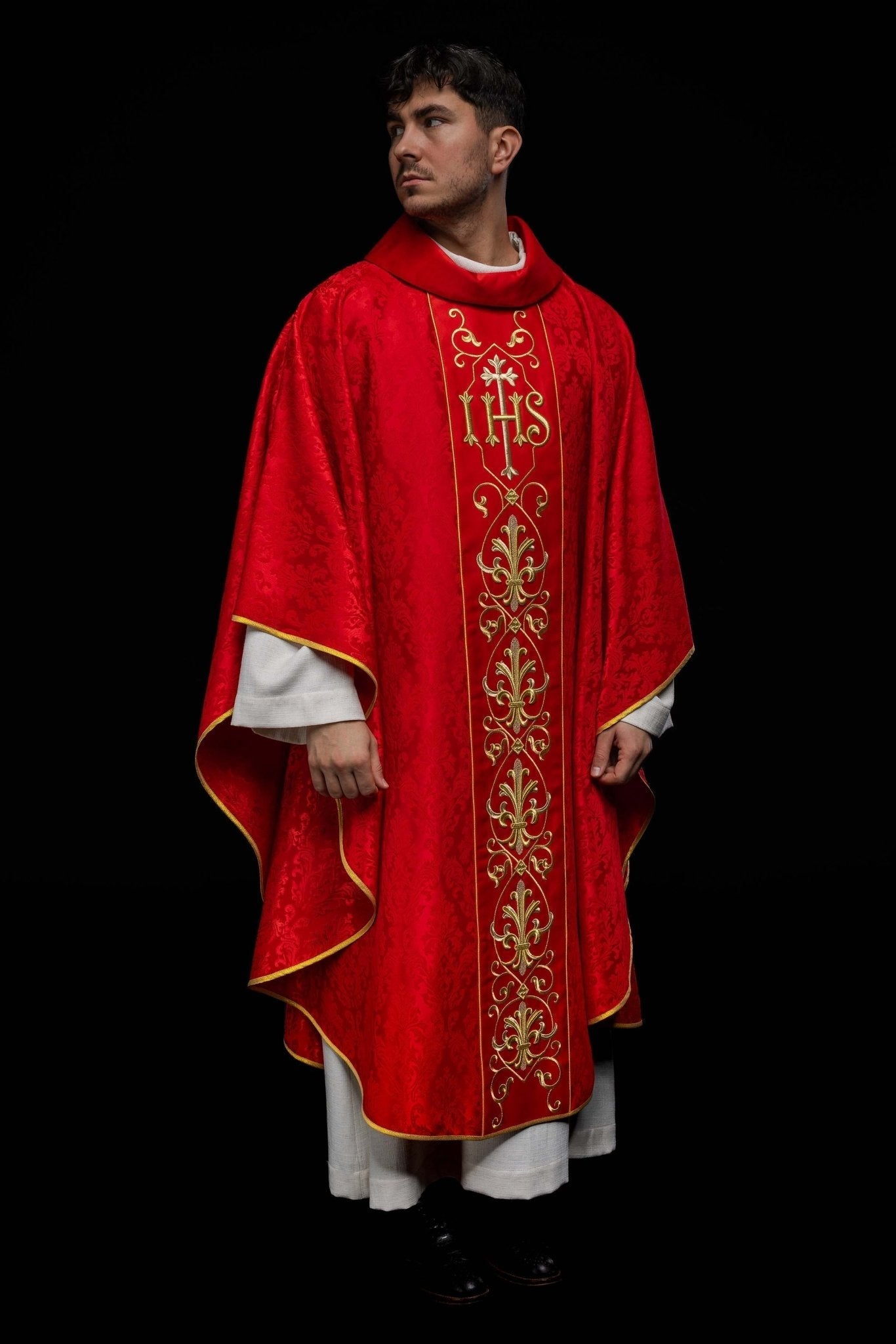 Casulla roja con bordado IHS ; la tela decorativa KOR/268/02/67 - CASULLAS.ES