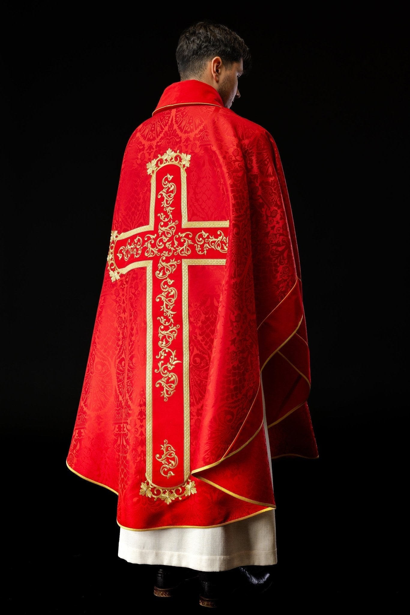 Casulla roja con bordado Jesucristo, la tela decorativa KOR/190/02/83/PA CZERWONY - CASULLAS.ES