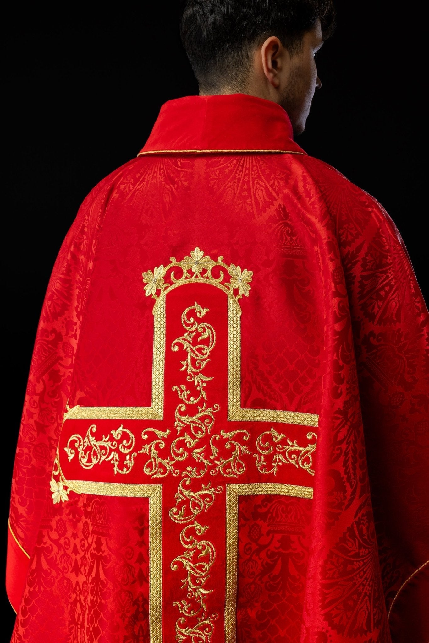 Casulla roja con bordado Jesucristo, la tela decorativa KOR/190/02/83/PA CZERWONY - CASULLAS.ES