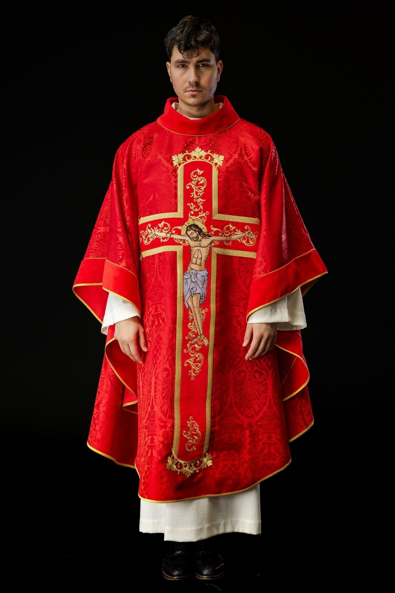 Casulla roja con bordado Jesucristo, la tela decorativa KOR/190/02/83/PA CZERWONY - CASULLAS.ES