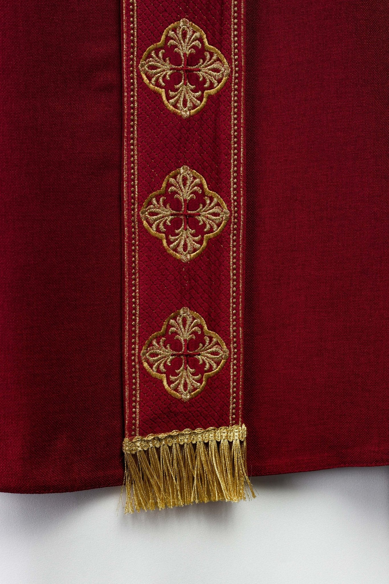 Casulla roja con cinturón bordado con cruces y cuello S-7069-02-70 - CASULLAS.ES