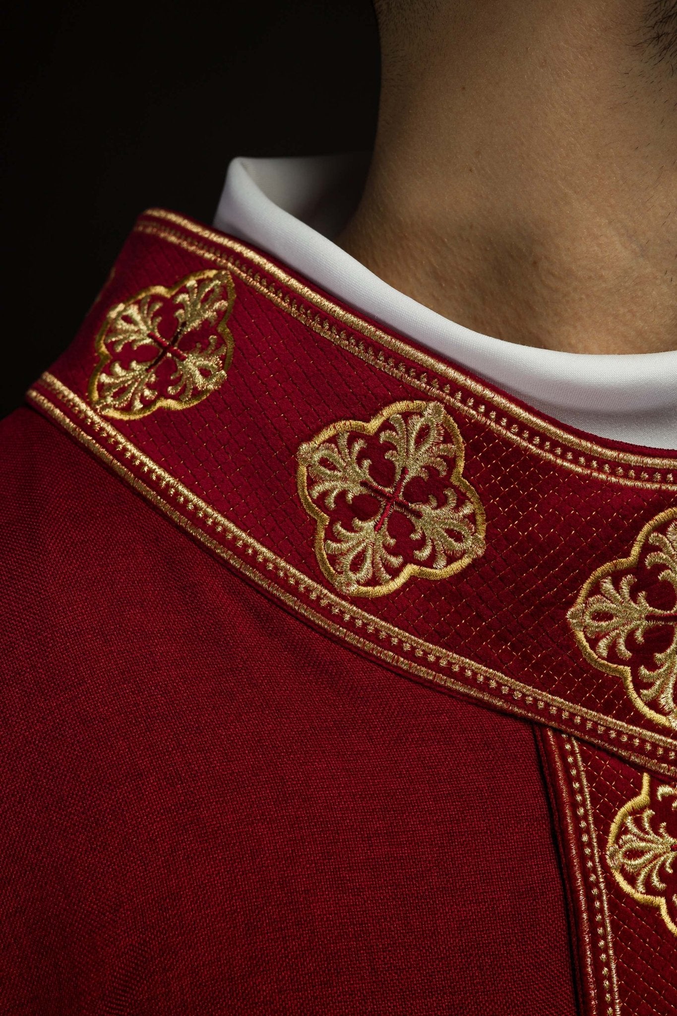 Casulla roja con cinturón bordado con cruces y cuello S-7069-02-70 - CASULLAS.ES