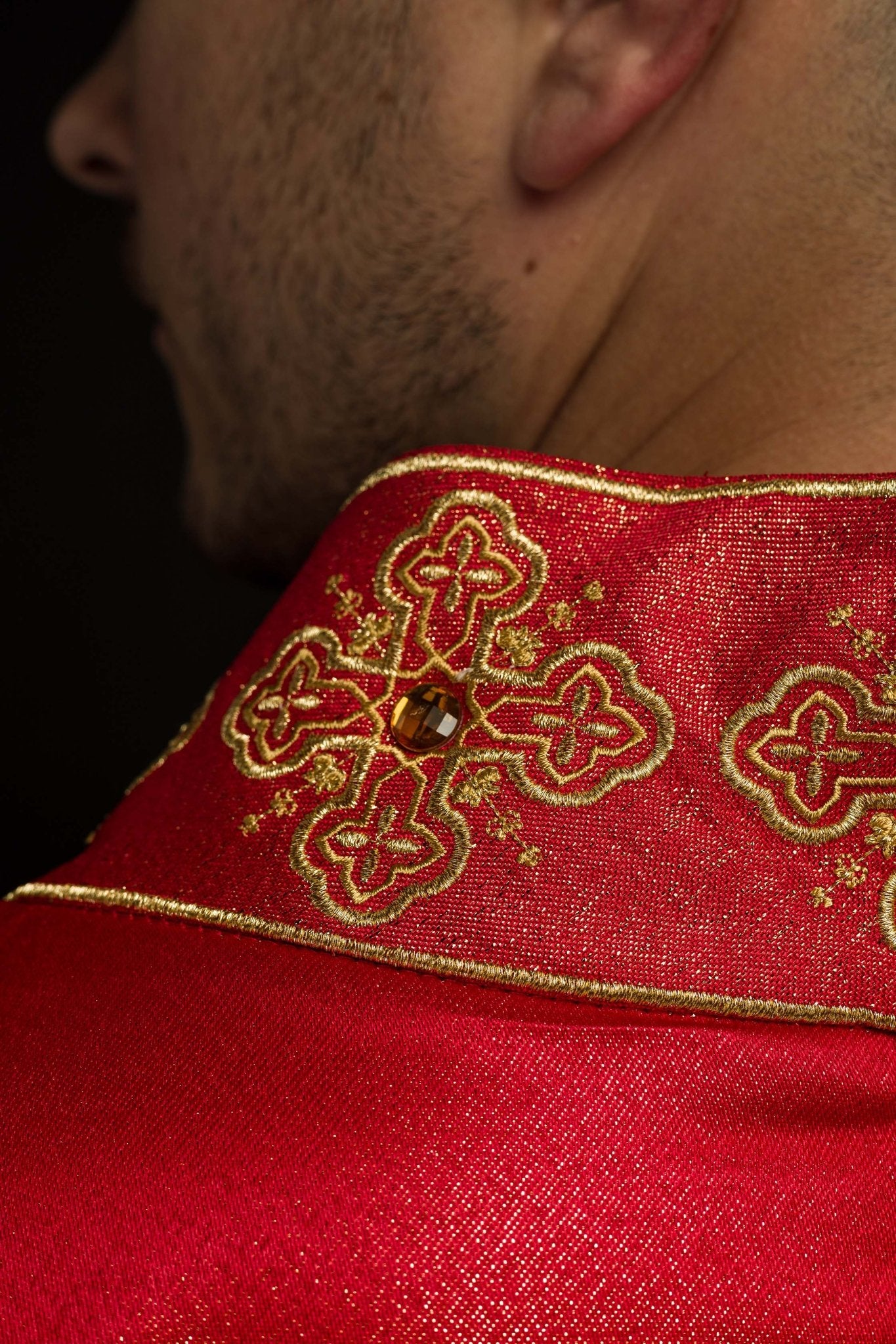 Casulla roja con cinturón bordado y cuello decorado con piedras S-7056-02-54 - CASULLAS.ES