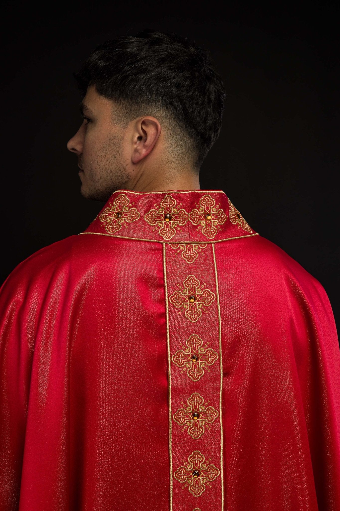 Casulla roja con cinturón bordado y cuello decorado con piedras S-7056-02-54 - CASULLAS.ES