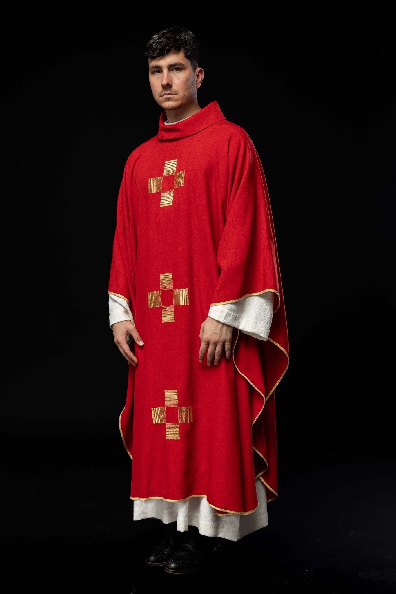 Casulla roja con Cruces bordadas HA7011 - 02 CZERWONY - CASULLAS.ES