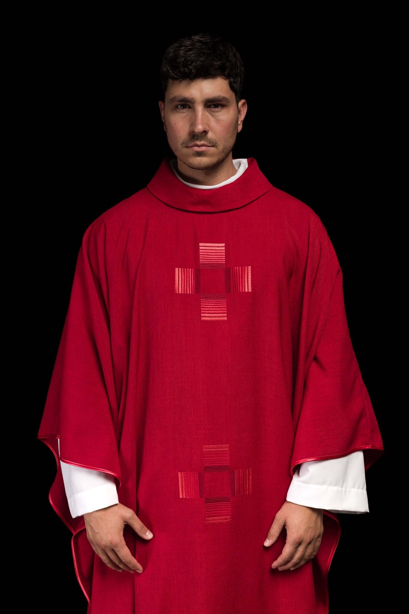 Casulla roja con cruces bordadas HA7033-02 CZERWONY - CASULLAS.ES