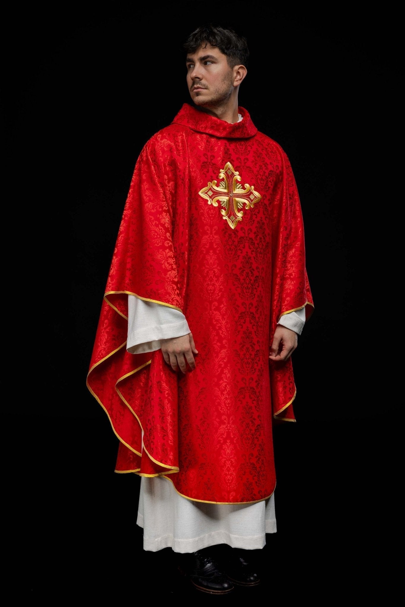 Casulla roja con cruz cosida en tela estampada HIT/197007/02/67 CZERWONY - CASULLAS.ES