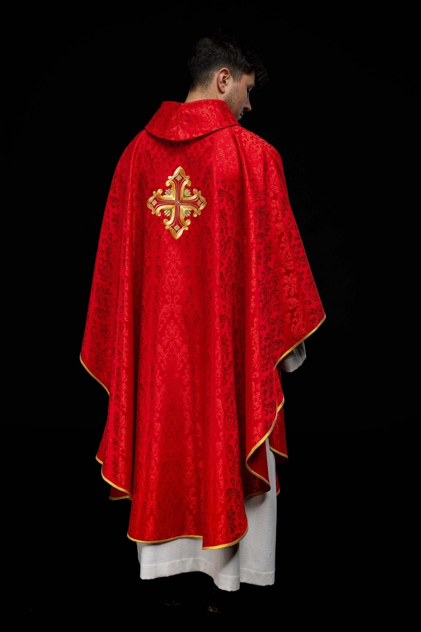 Casulla roja con cruz cosida en tela estampada HIT/197007/02/67 CZERWONY - CASULLAS.ES