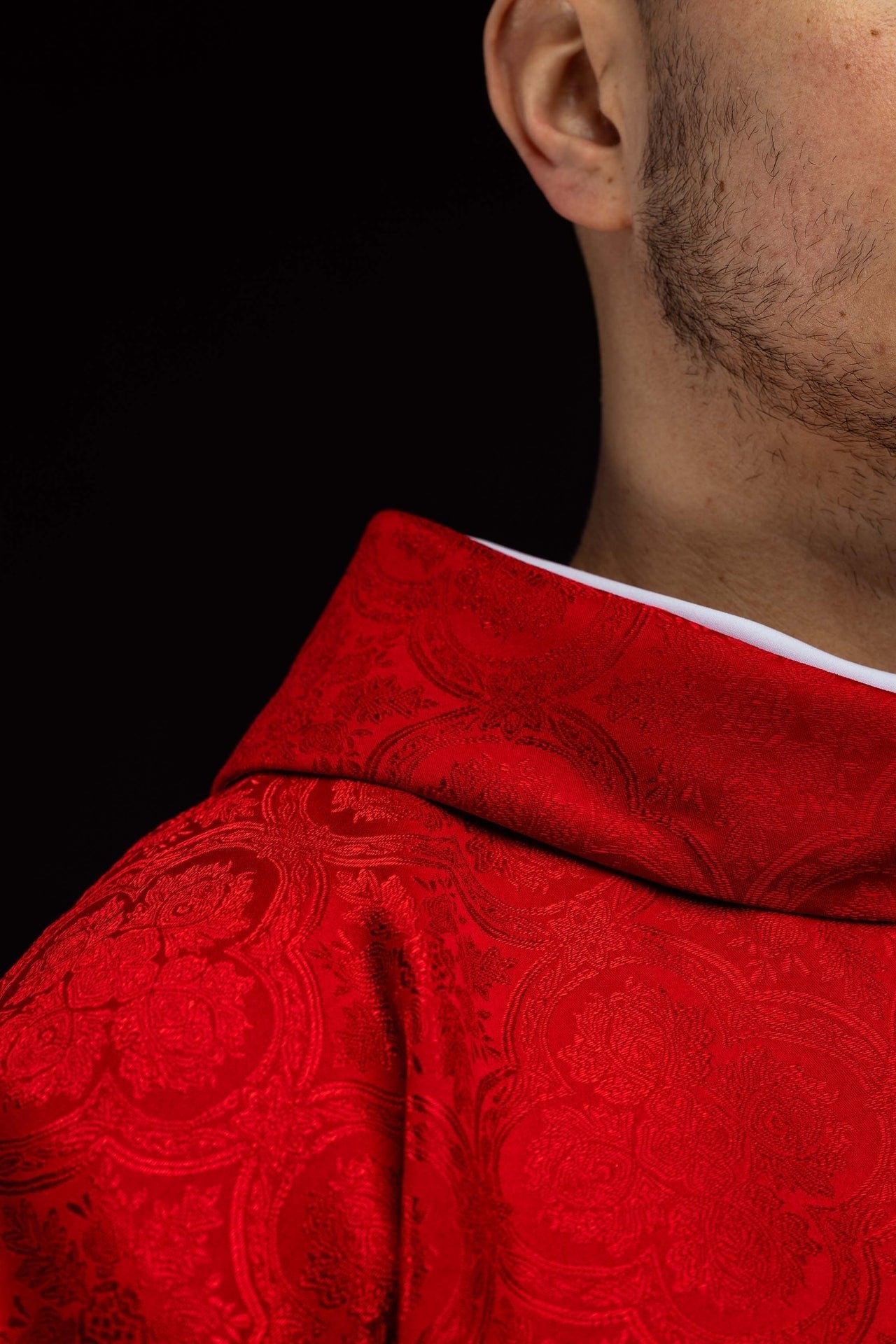 Casulla roja con cruz de tejido jacquard KOR/403/02/11 - CASULLAS.ES