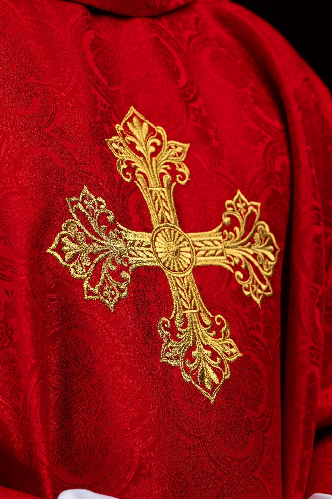 Casulla roja con cruz de tejido jacquard KOR/403/02/11 - CASULLAS.ES
