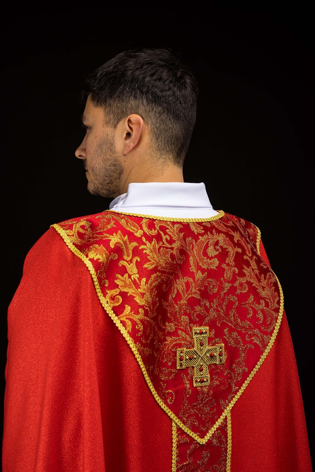 Casulla roja con cruz decorada con tejido jacquard LE/7075/02 - CASULLAS.ES