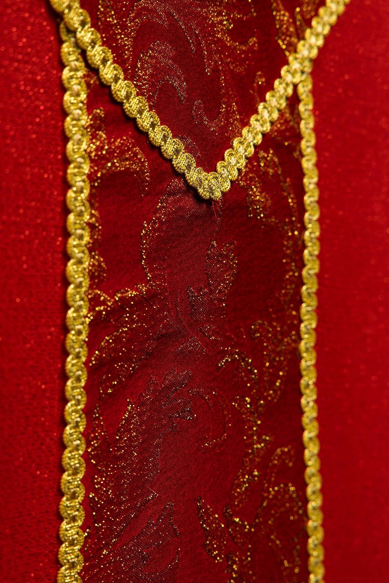 Casulla roja con cruz decorada con tejido jacquard LE/7075/02 - CASULLAS.ES