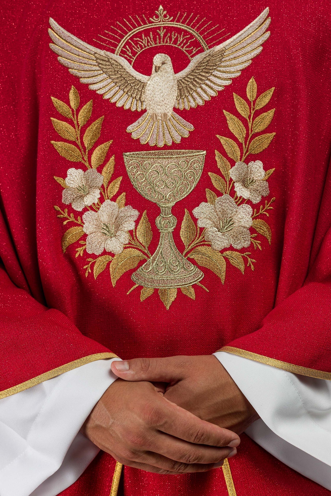 Casulla roja con cuello bordado y símbolo del Espíritu Santo LE/7046/02 - CASULLAS.ES