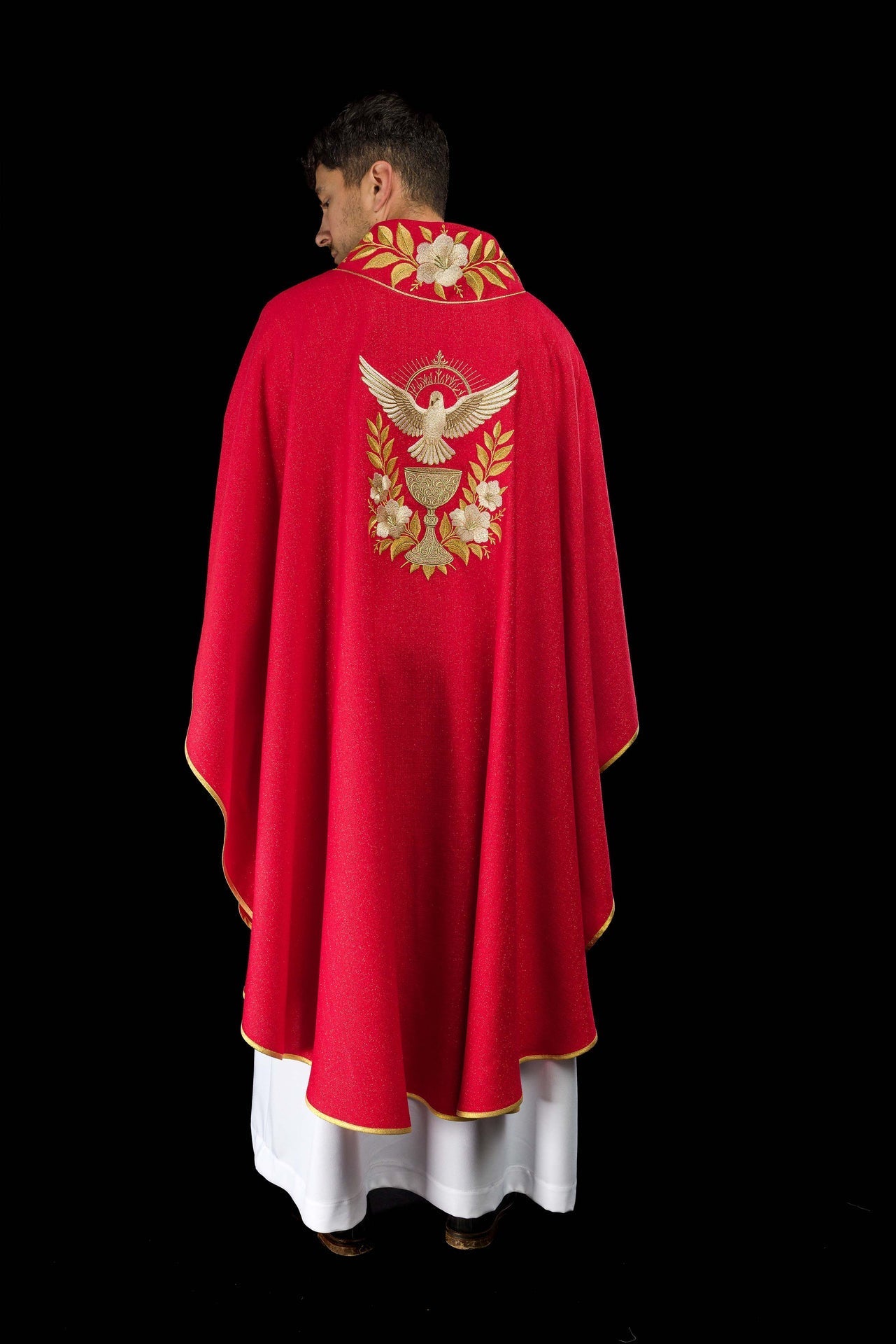 Casulla roja con cuello bordado y símbolo del Espíritu Santo LE/7046/02 - CASULLAS.ES