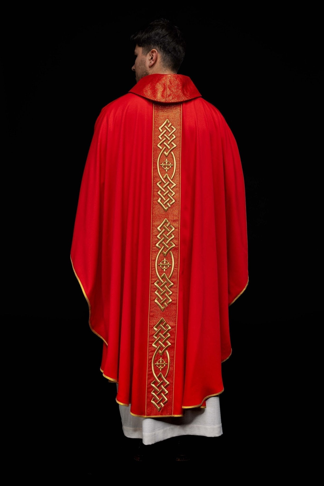 Casulla roja con galón ricamente bordado KOR/266/02/53 - CASULLAS.ES