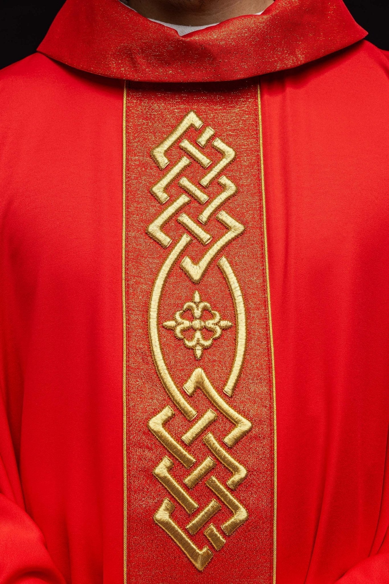 Casulla roja con galón ricamente bordado KOR/266/02/53 - CASULLAS.ES