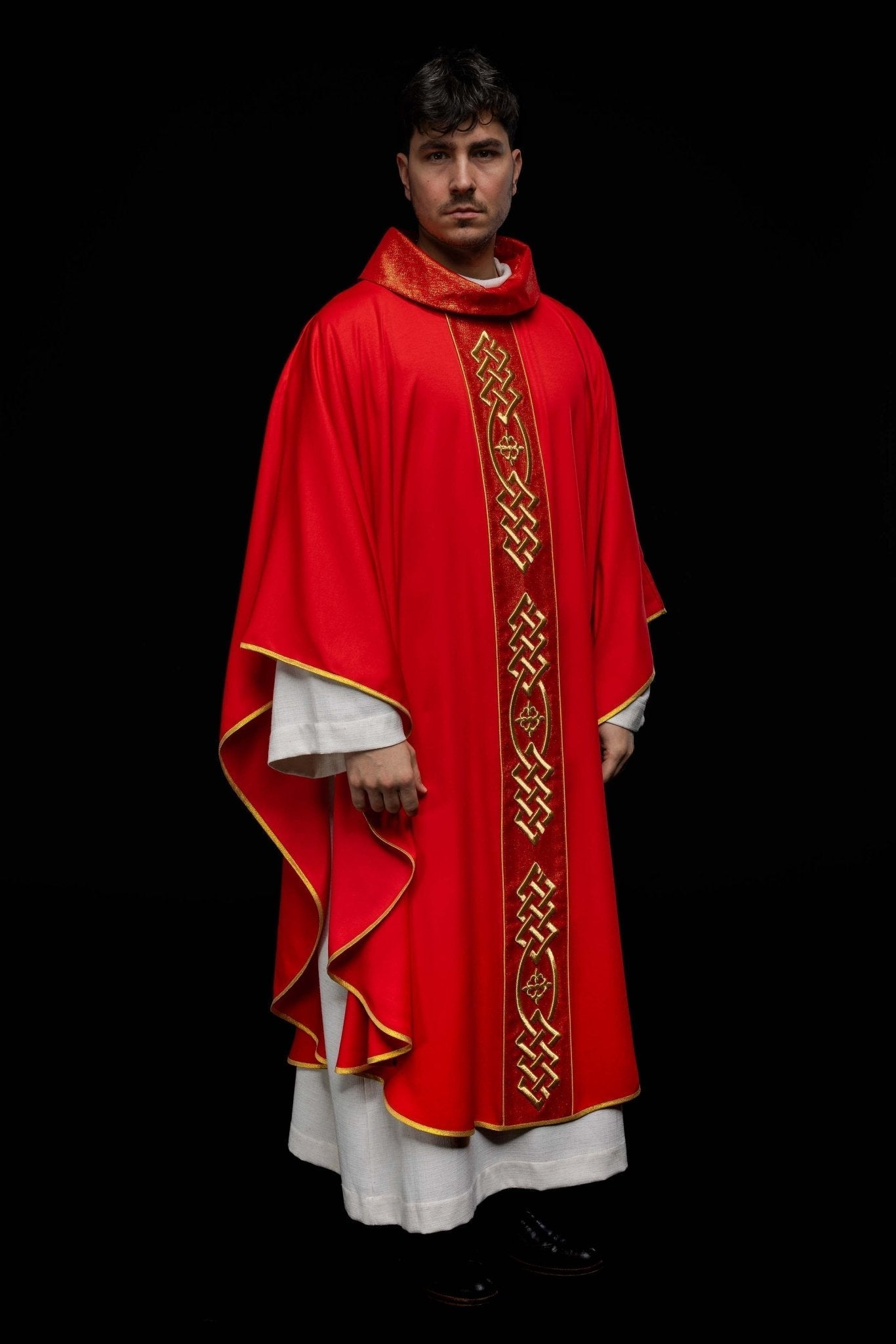 Casulla roja con galón ricamente bordado KOR/266/02/53 - CASULLAS.ES