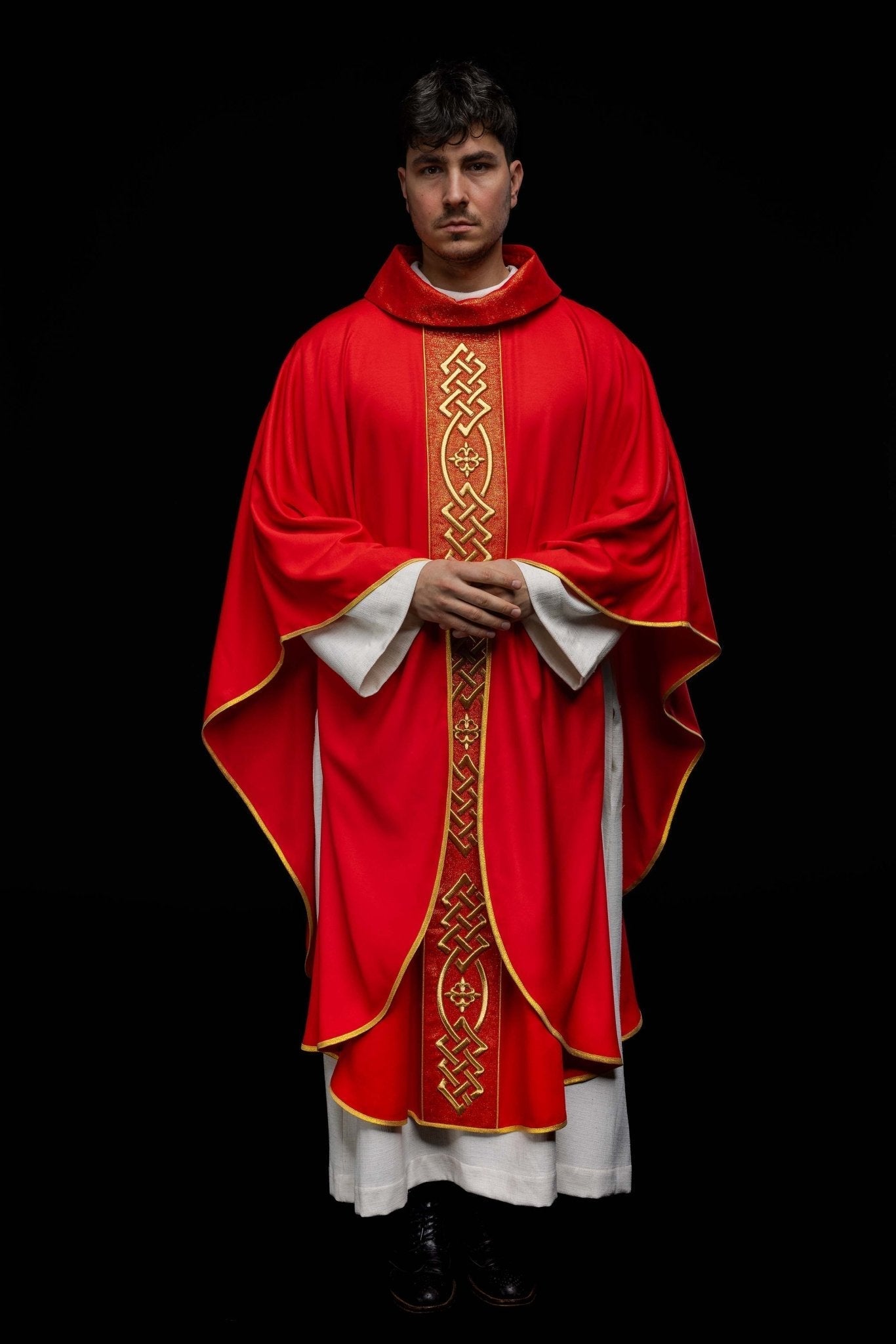 Casulla roja con galón ricamente bordado KOR/266/02/53 - CASULLAS.ES