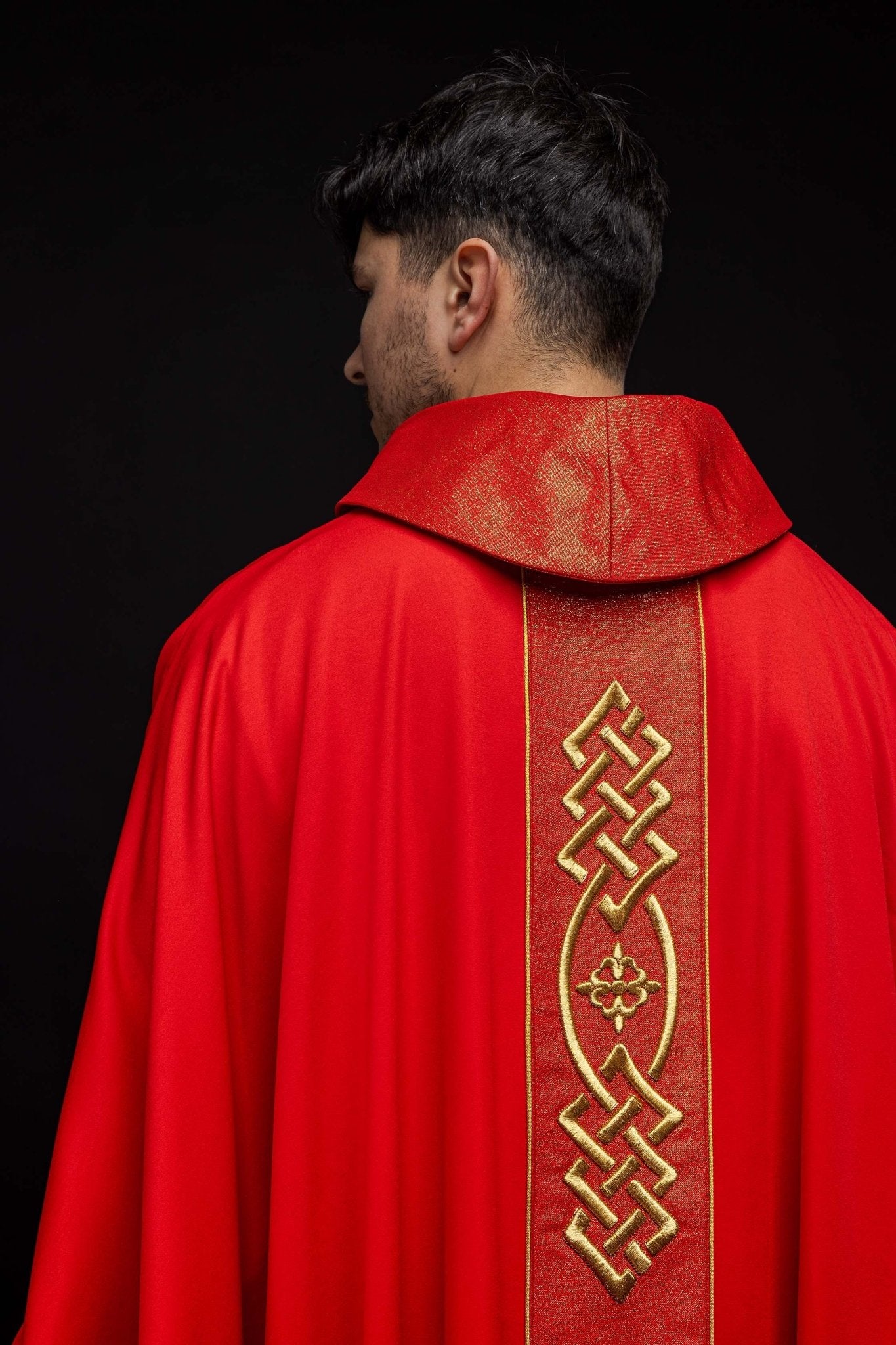 Casulla roja con galón ricamente bordado KOR/266/02/53 - CASULLAS.ES