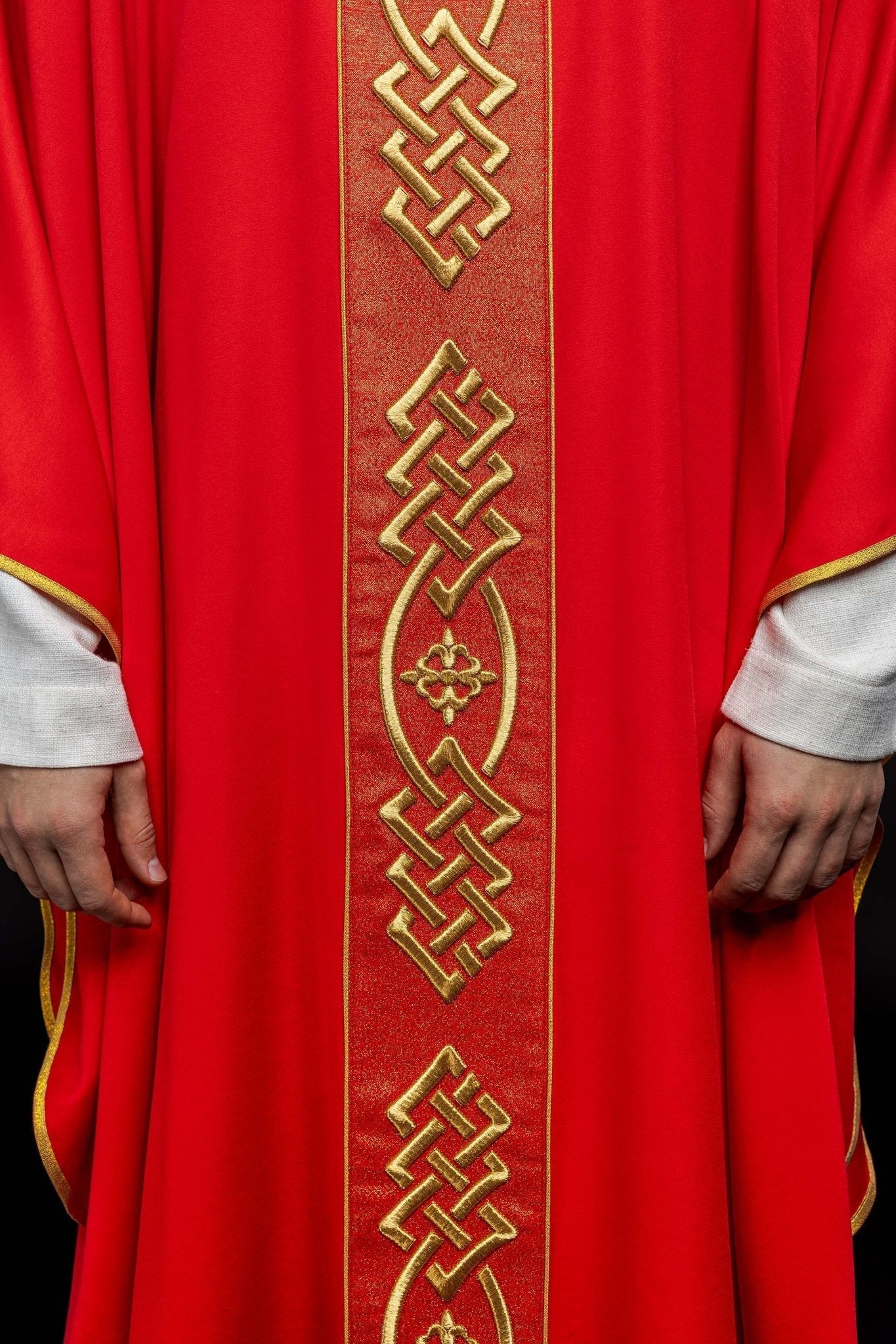 Casulla roja con galón ricamente bordado KOR/266/02/53 - CASULLAS.ES