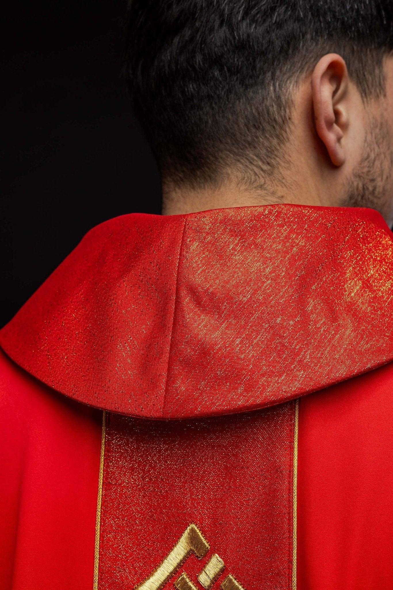 Casulla roja con galón ricamente bordado KOR/266/02/53 - CASULLAS.ES