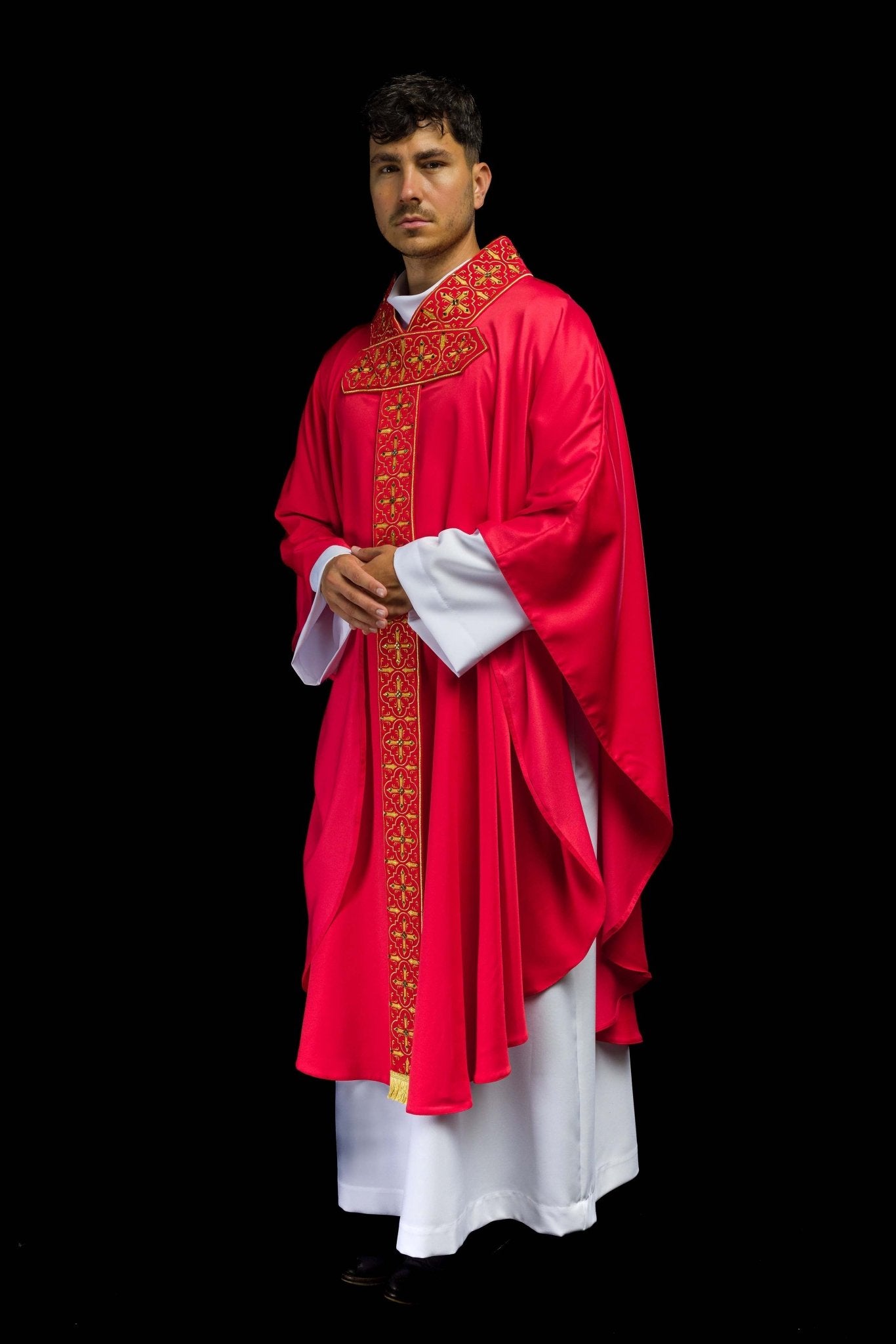 Casulla roja con galón ricamente bordado y decorado con 500 piedras LE/7004/02 - CASULLAS.ES