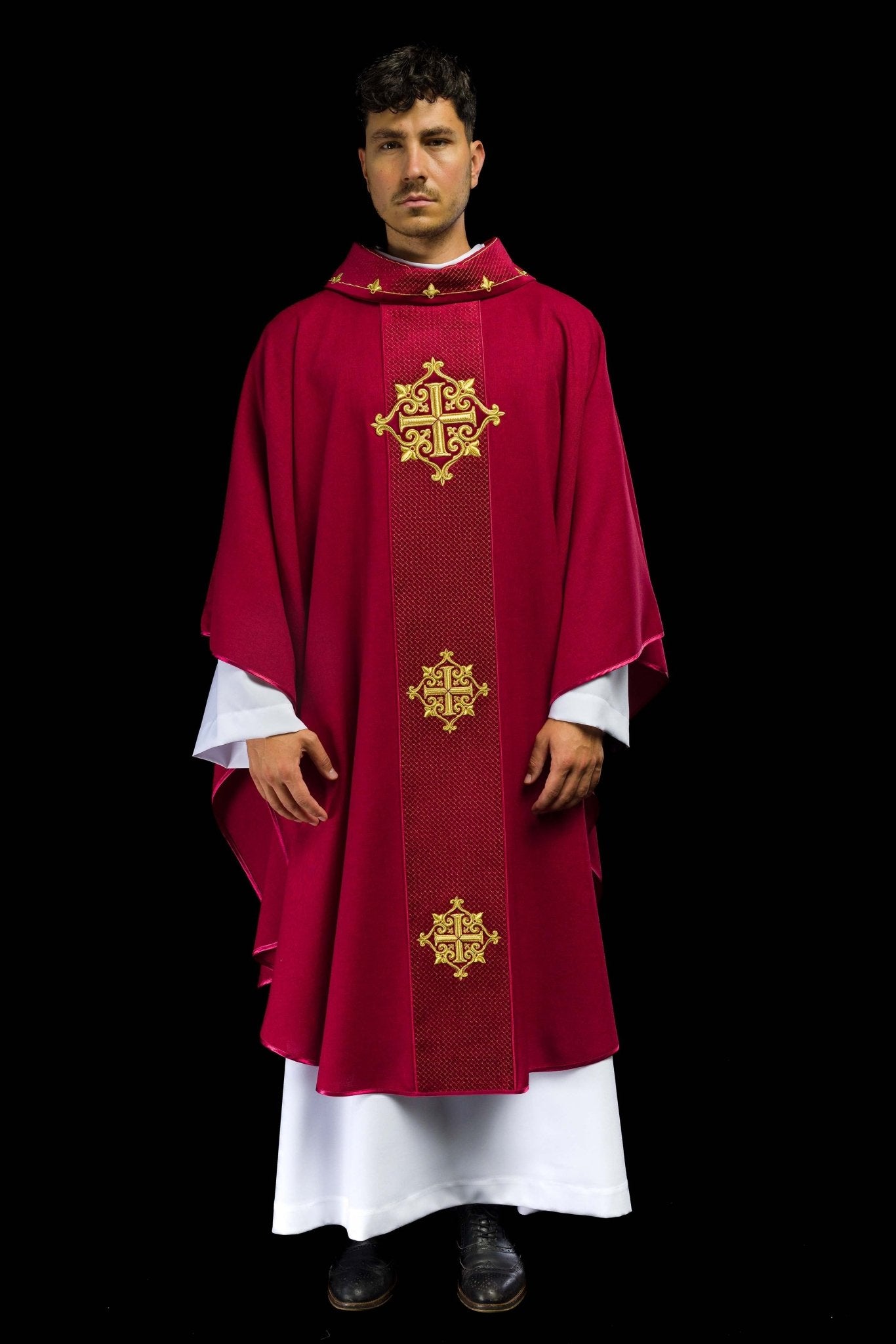 Casulla roja con galón terciopelo ricamente bordado Cruces LE/7030/02 - CASULLAS.ES