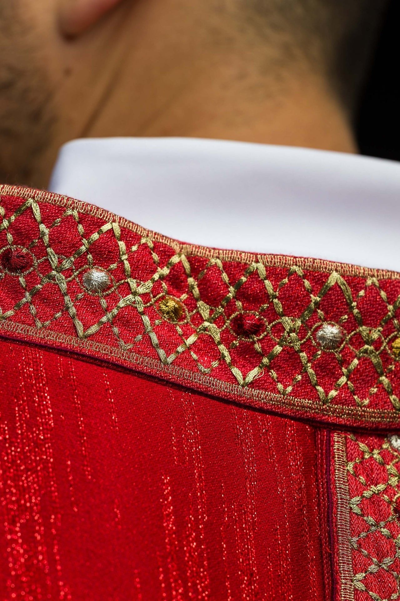 Casulla roja con galón y cuello bordados LE/7033/02 - CASULLAS.ES