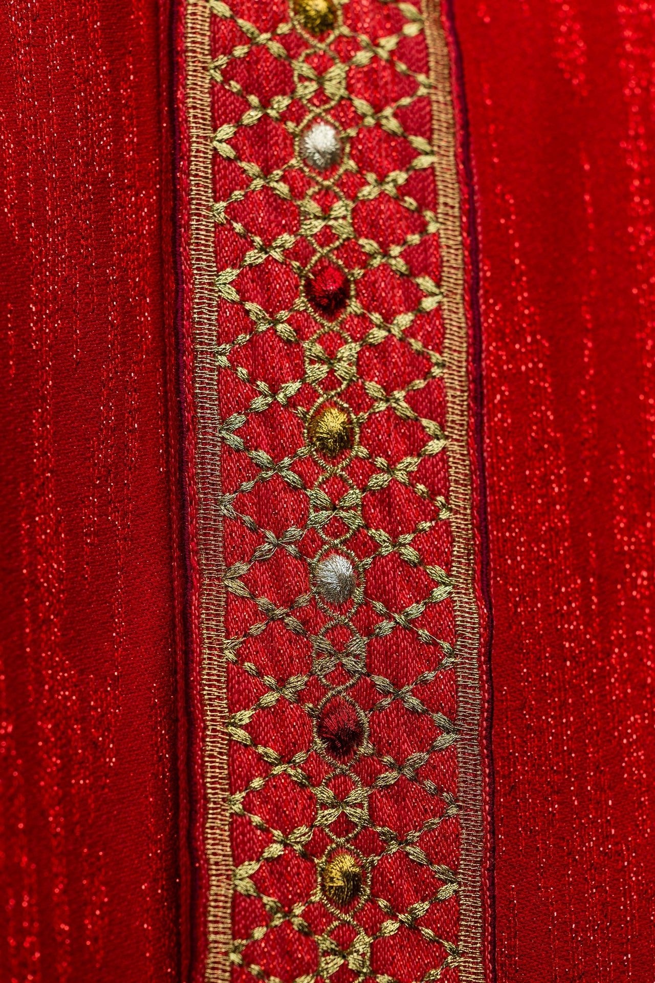 Casulla roja con galón y cuello bordados LE/7033/02 - CASULLAS.ES