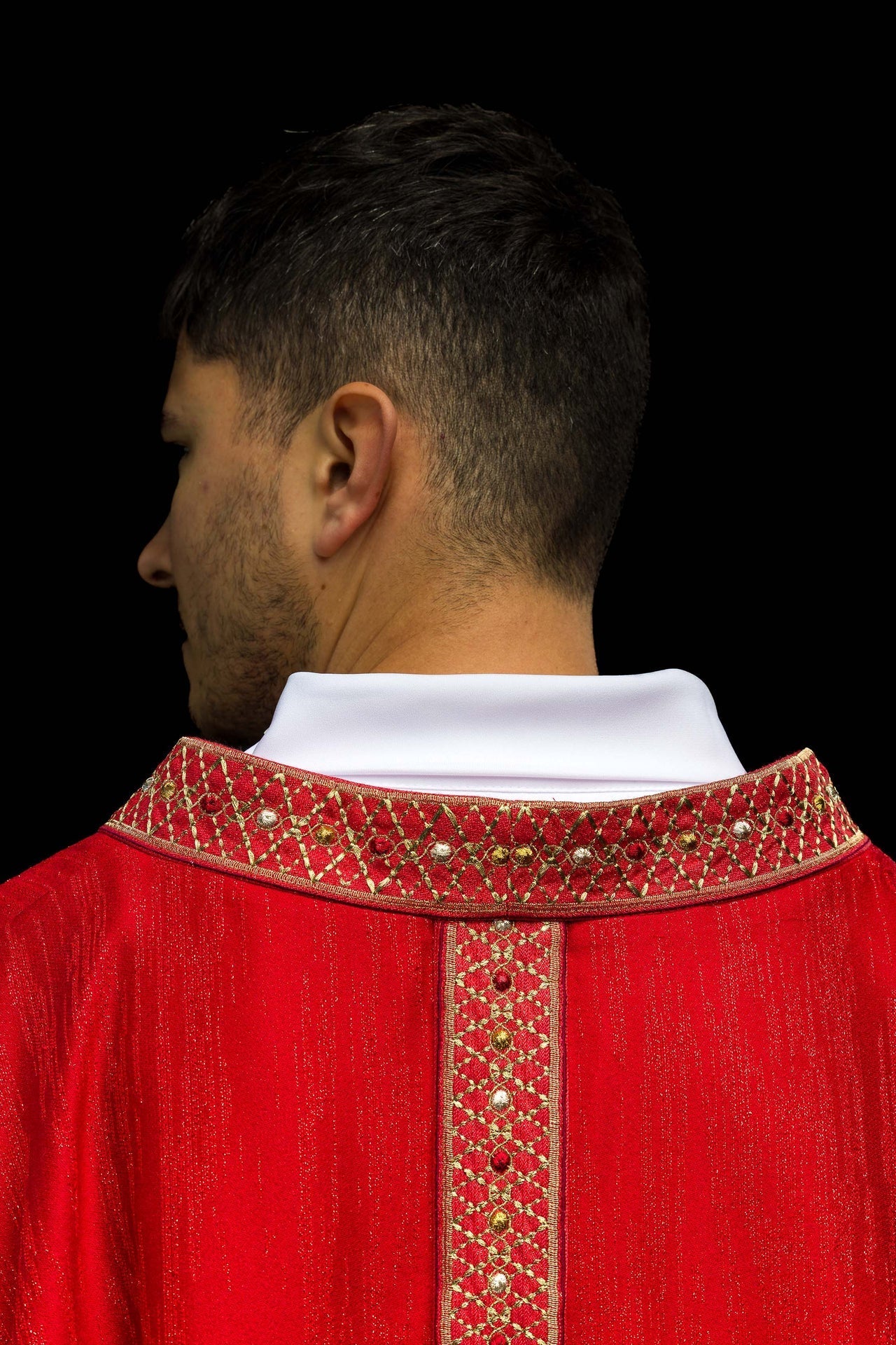 Casulla roja con galón y cuello bordados LE/7033/02 - CASULLAS.ES